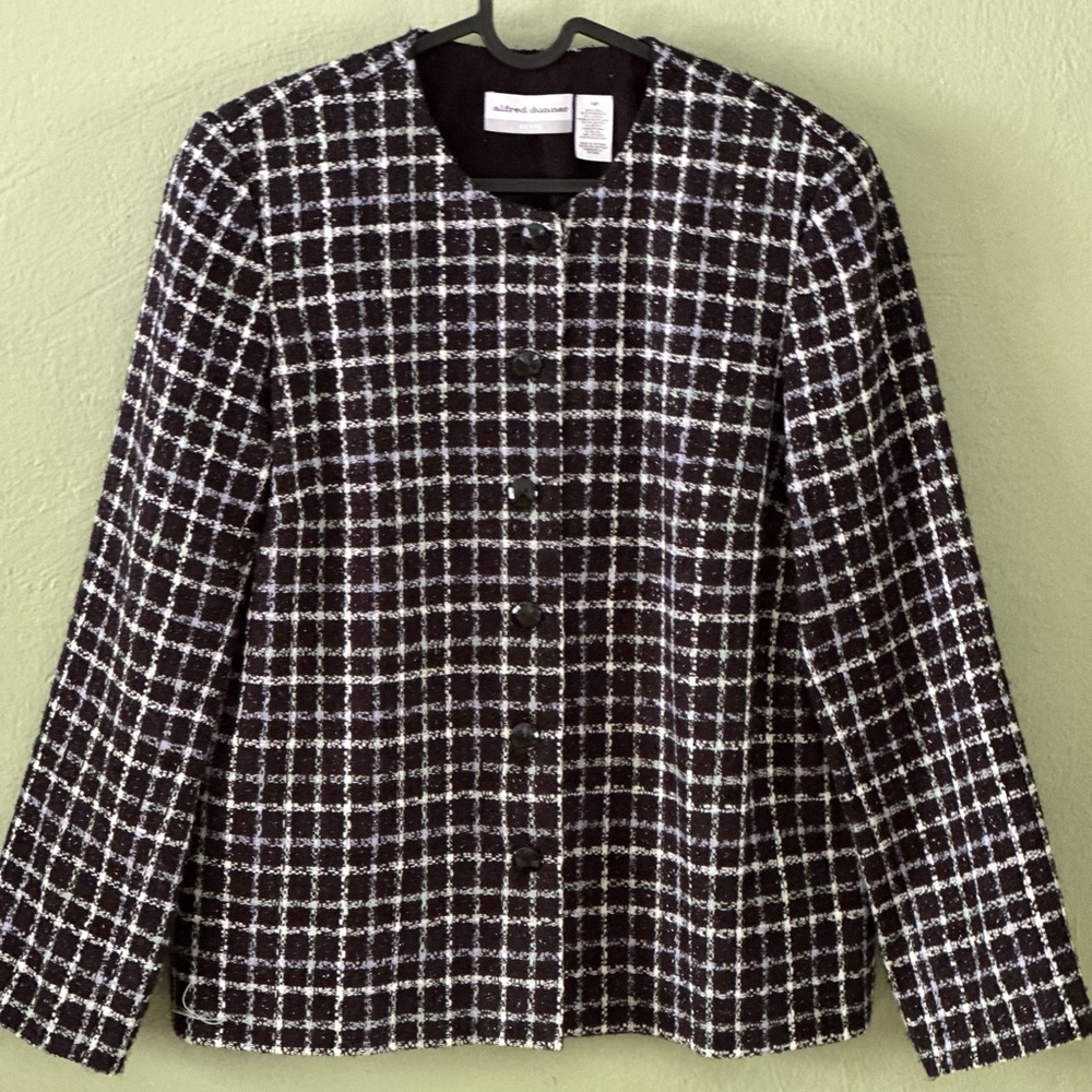 Always a classy jacket-look; this well-known brand in Black & White check.